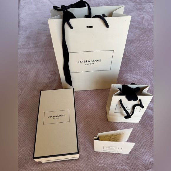 New Jo Malone Gift Set - box, two bags, two ribbons, perfume sample - Picture 14 of 16